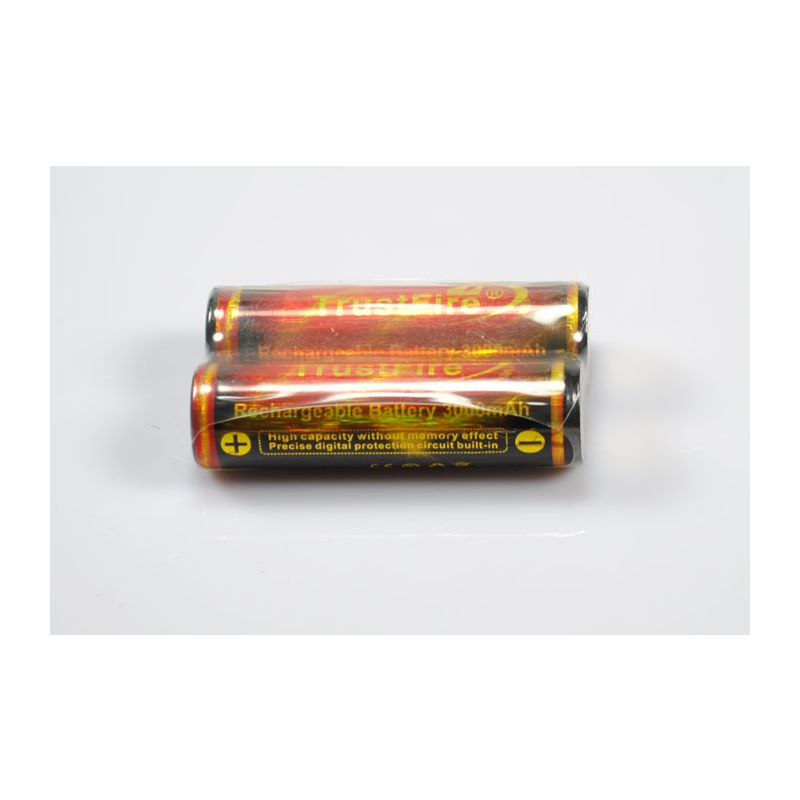 Trust Fire protegido 18650 3000mAh Batería recargable de iones de litio (1 par)