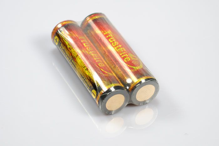 Trust Fire protegido 18650 3000mAh Batería recargable de iones de litio (1 par)